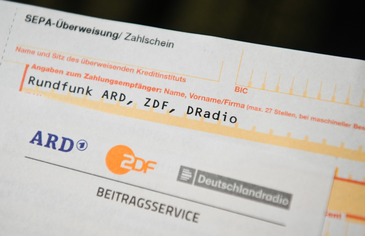 ARCHIV - 19.02.2020, Bayern, Rattelsdorf: Auf einem Tisch liegt ein Anschreiben und �berweisungstr�ger f�r die Rundfunkgeb�hren. Auch nach dem Start des neuen B�rgergeldes k�nnen sich bisherige Hartz- ...