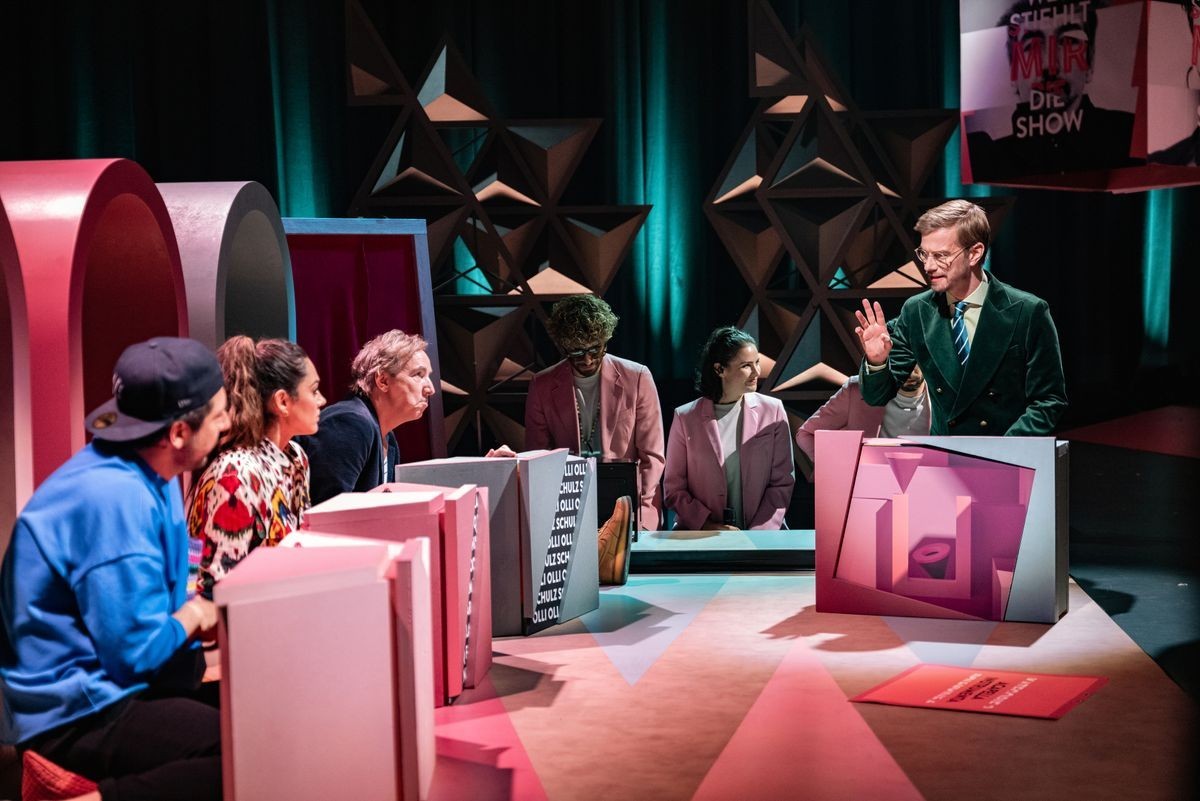 "Mini-'Wer stiehlt mir die Show'-Show": Joko Winterscheidt forderte Fahri Yardim, Nilam Farooq und Olli Schulz zu einer Zeitraffer-Show in der Show heraus.
