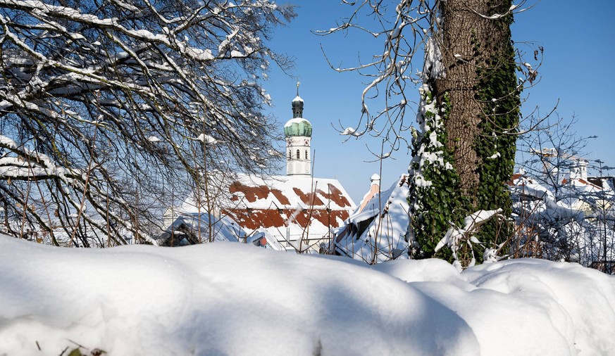 Dachau GER, Wintereinbruch und Schnee in Dachau / Bayern, 03.12.2023. Blick auf die verschneite Kirche St. Jakob vom Dachauer Schloss aus gesehen. GER, Wintereinbruch und Schnee in Dachau / Bayern, 03 ...