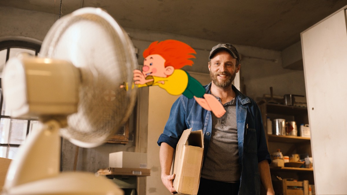 HANDOUT - 12.10.2023, ---: Florian Br�ckner als Florian, Neffe von Meister Eder, in einer Szene des Films "Neue Geschichten vom Pumuckl" (undatierte Filmszene). Der Film kam am 26.10.2023 in ...