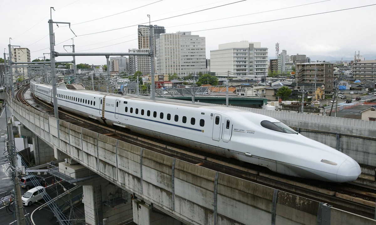Entire Kyushu bullet-train line resumes in quake-hit southwest Japan A bullet train operated by Kyushu Railway Co. leaves Kumamoto Station in southwestern Japan for a test run before the entire shinka ...