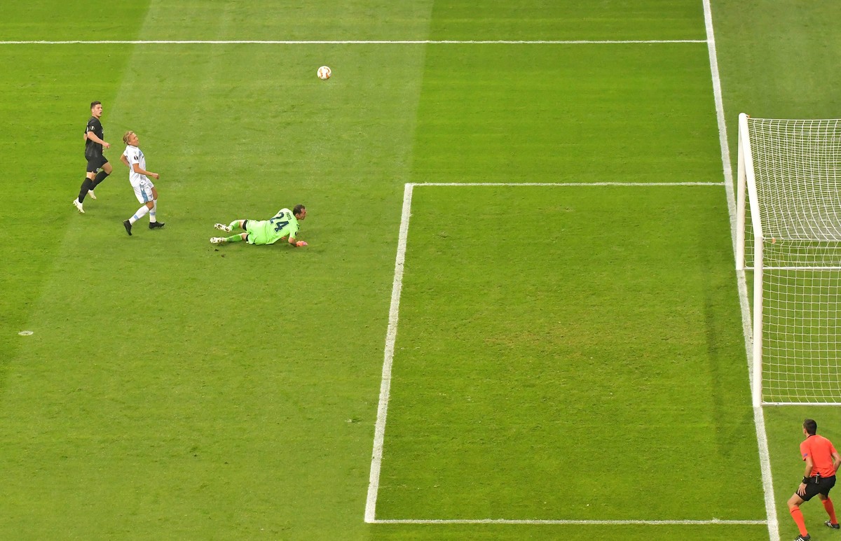 04.10.2018, xblx, Fussball UEFA Europa League, Eintracht Frankfurt - Lazio Rom emspor, v.l. Luka Jovic (Eintracht Frankfurt), Goal scored, Tor zum 2:1, (DFL/DFB REGULATIONS PROHIBIT ANY USE OF PHOTOGR ...