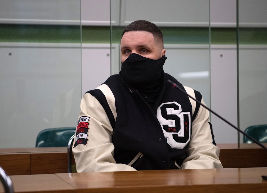 15.01.2021, Berlin: Rapper Fler, bürgerlich Patrick Losensky, sitzt in einem Gerichtssaal. Dem 38-Jährigen werden Beleidigung, Sachbeschädigung, versuchte Nötigung und Fahren ohne Fahrerlaubnis vorgew ...