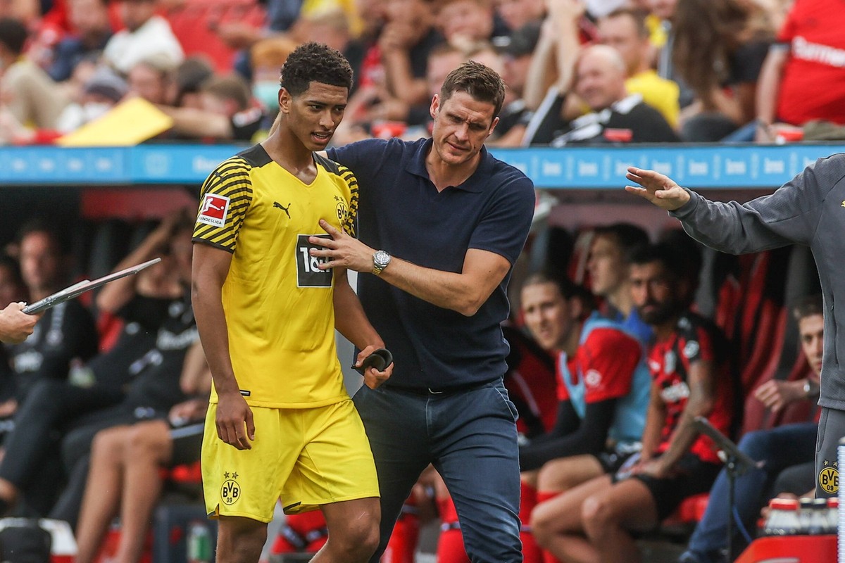 11.09.2021, Fussball, Saison 2021/2022, 1. Bundesliga, 4. Spieltag, Bayer Leverkusen - Borussia Dortmund, v. l. Jude Bellingham Borussia Dortmund wird von Sebastian Kehl Borussia Dortmund auf die Bank ...