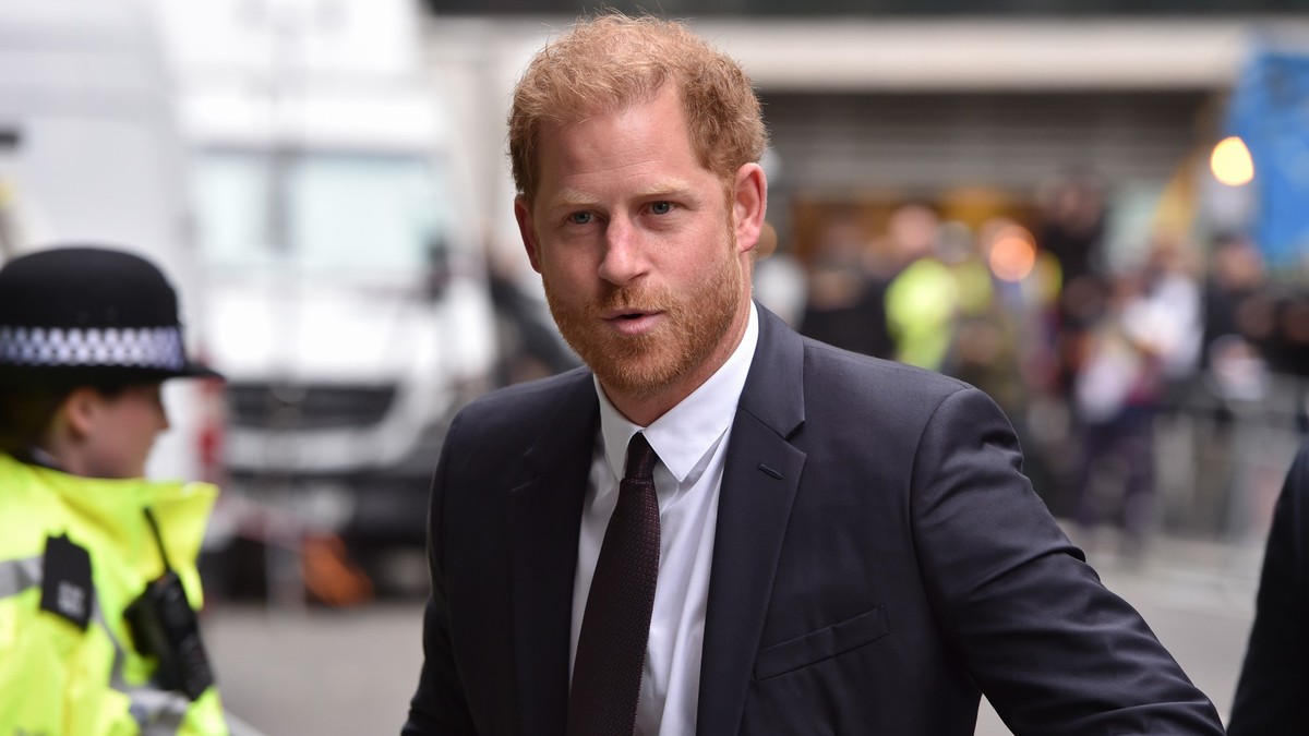 ARCHIV - 06.06.2023, Großbritannien, London: Prinz Harry, Herzog von Sussex, traf im vergangenen Dezember vor dem High Court in London ein. (zu dpa: «Medien: Prinz Harry macht sich auf Weg zurück in d ...
