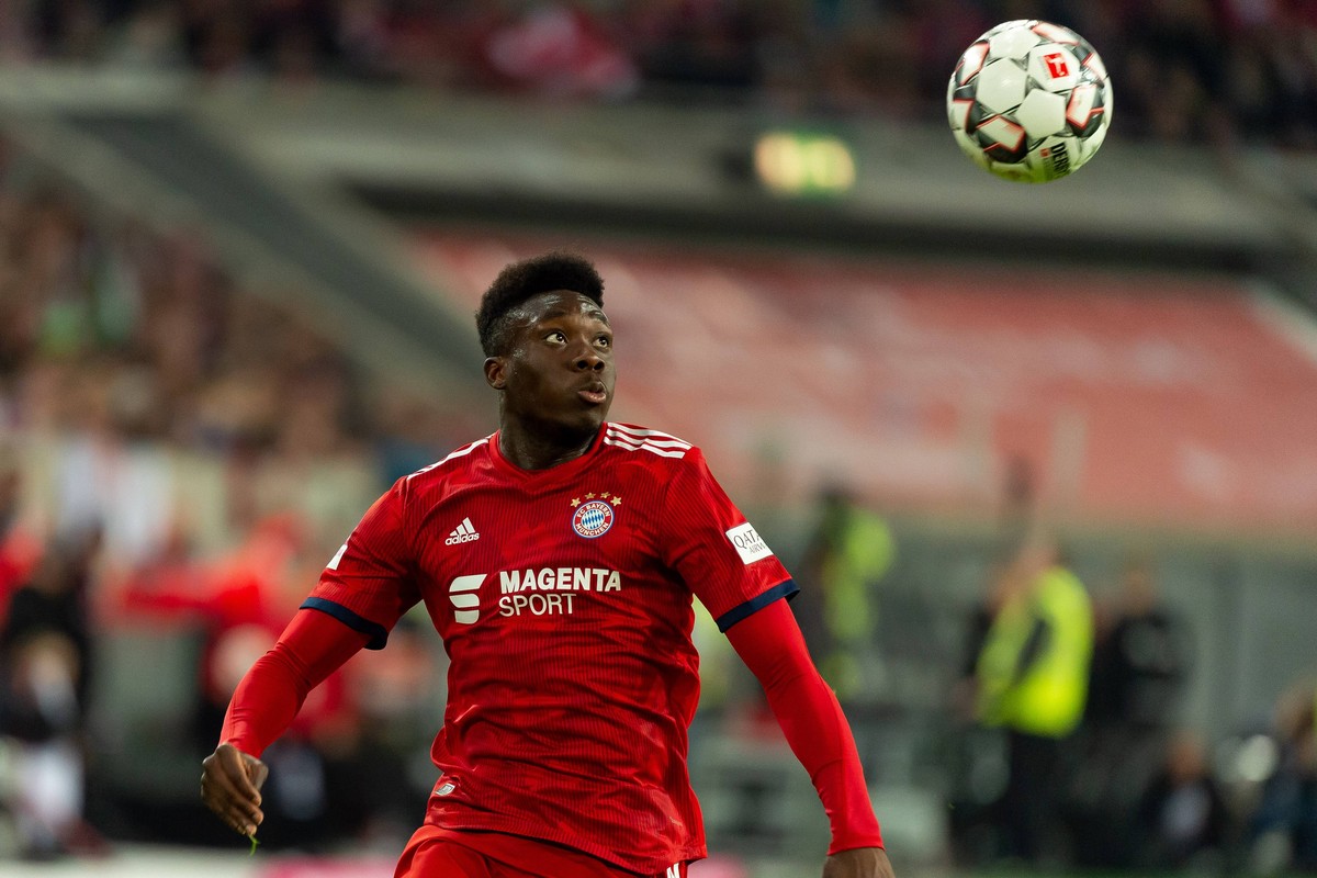 Duesseldorf, Germany 13.01.2019, Telekom Cup 2019, Finale, FC Bayern Muenchen vs. Borussia Moenchengladbach, Alphonso Davies (FCB) in aktion, controls the ball ( DeFodi001 *** Duesseldorf Germany 13 0 ...