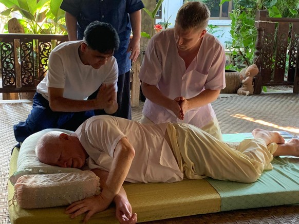 Der thailändische Masseur (l.) erklärt Oliver Pocher (r.) wie er seinen Vater Gerhard (2.v.l.) am besten massiert.
Die Verwendung des sendungsbezogenen Materials ist nur mit dem Hinweis und Verlinku ...