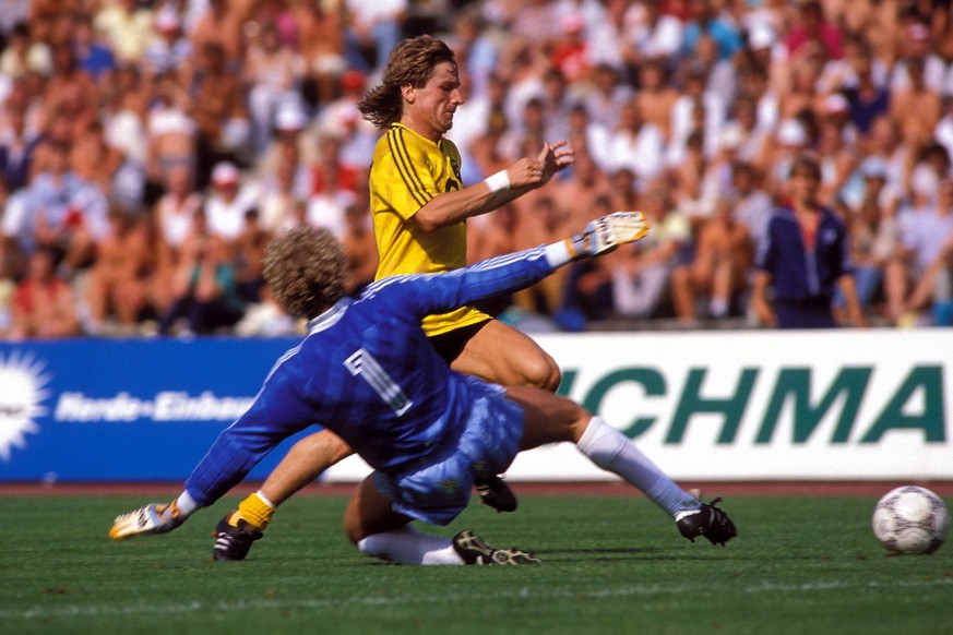 09.08.1986: Frank Mill umkurvt außerhalb des Strafraums den Bayern-Keeper Jean-Marie Pfaff und läuft allein auf das völlig leere Tor der Bayern zu. Dann setzt er aber den Ball unbedrängt aus drei Mete ...