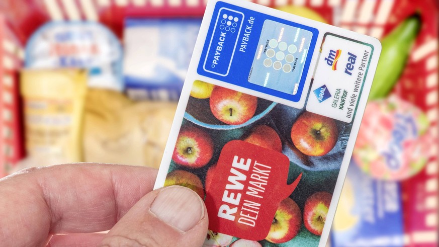 PAYBACK-Karte bei REWE, Rewe beendet trennt sich Ende 2024 von Payback, Müncen, Januar 2023 Deutschland, München, 24. Januar 2022, PAYBACK Karte mit REWE Werbung, Lebensmittel aus dem Rewe Supermarkt, ...