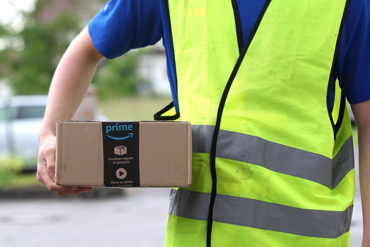 Winden Themenbild - Amazon, Paketzustellung, Paketanlieferung Amazon Prime, Prime, Logo Themenbild - Amazon, Paketzustellung, Paketanlieferung Amazon Prime, Prime, Logo Eine Person, Amazon Mitarbeiter ...