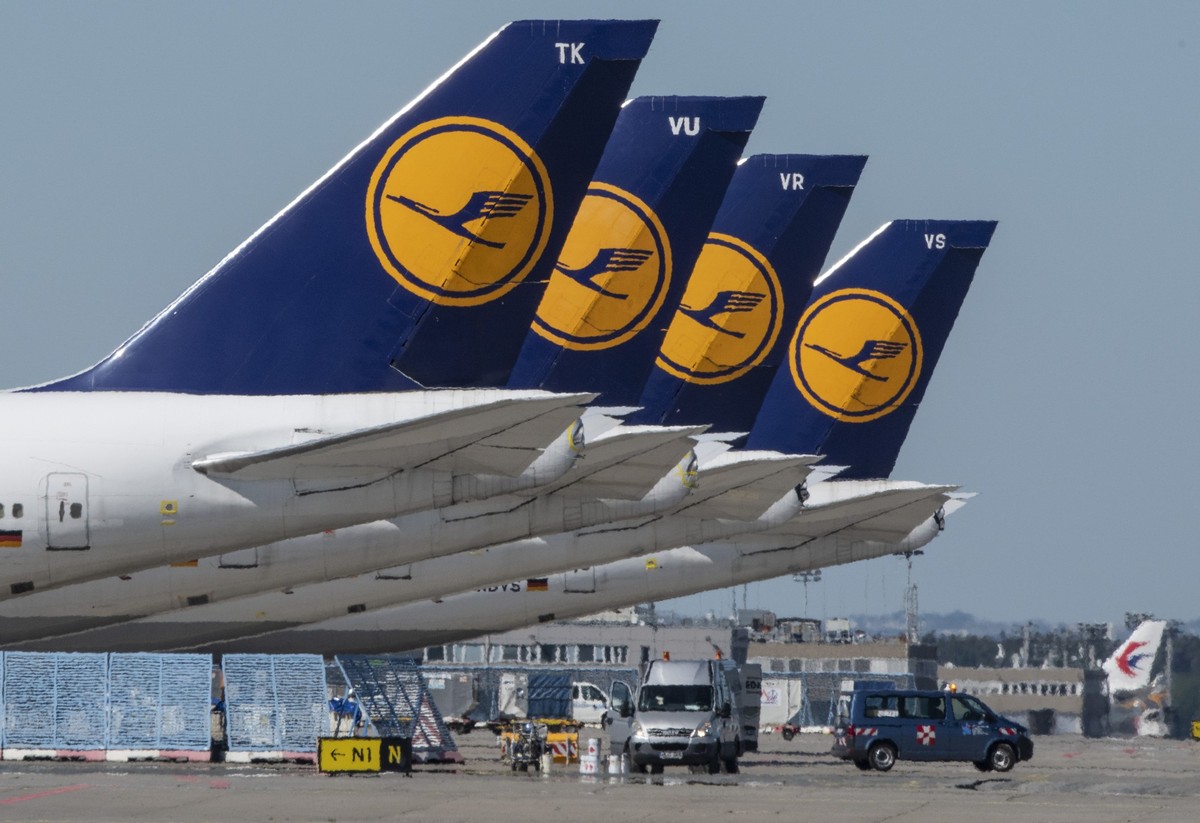ARCHIV - 06.05.2020, Hessen, Frankfurt/Main: Passagiermaschinen der Lufthansa stehen auf dem Rollfeld des Flughafens Frankfurt. Das Gericht der EU�entscheidet am Mittwoch, ob die EU-Kommission das mil ...