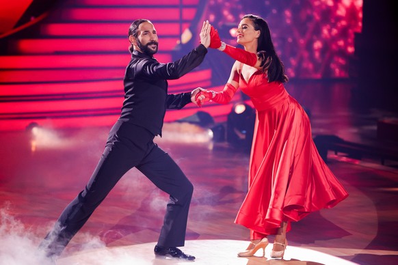 04.03.2022, Nordrhein-Westfalen, K�ln: Amira Pocher, Moderatorin, und Massimo Sinato, Profit�nzer, tanzen in der RTL-Tanzshow &quot;Let&#039;s Dance&quot; im Coloneum. Foto: Rolf Vennenbernd/dpa +++ d ...