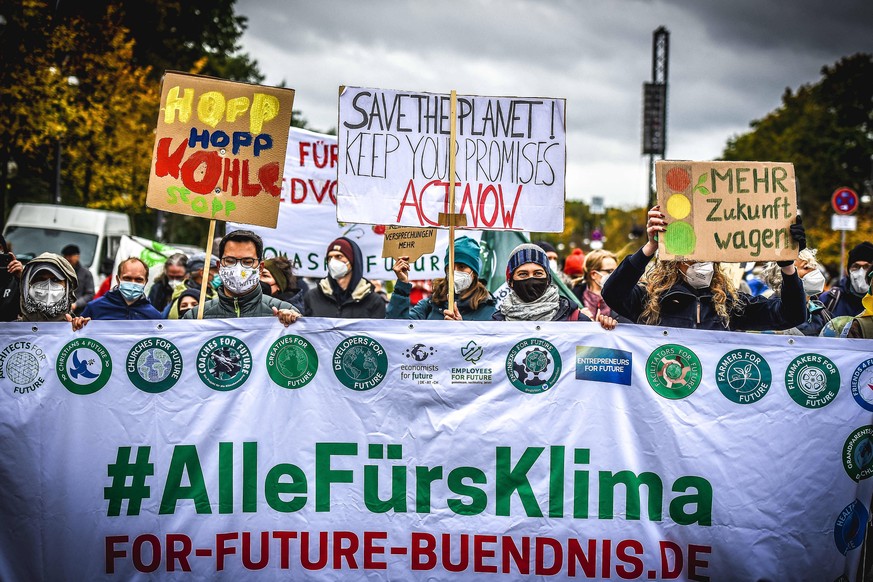 22.10.2021, xlakx, Politik Umweltschutz, Klimastreik, Fridays for Future emspor, v.l.Demonstranten mit diversen Pappschildern Alle Fuers Klima Berlin *** 22 10 2021, xlakx, politics environmental prot ...