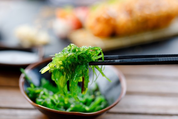 Der klassische Wakame-Salat und Sushirollen im Noriblatt sind die wohl bekanntesten Verzehrarten von Algen. 