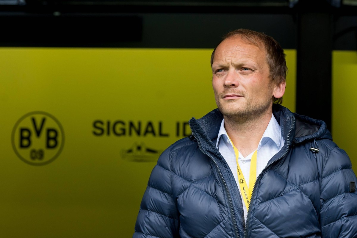 Dortmund, Germany 27.04.2018, 1. Bundesiga, 31. Spieltag, BV Borussia Dortmund - FC Schalke 04, Chefscout Markus Pilawa (BVB) Schaut, looks on ( DeFodi001 *** Dortmund Germany 27 04 2018 1 Bundesiga 3 ...