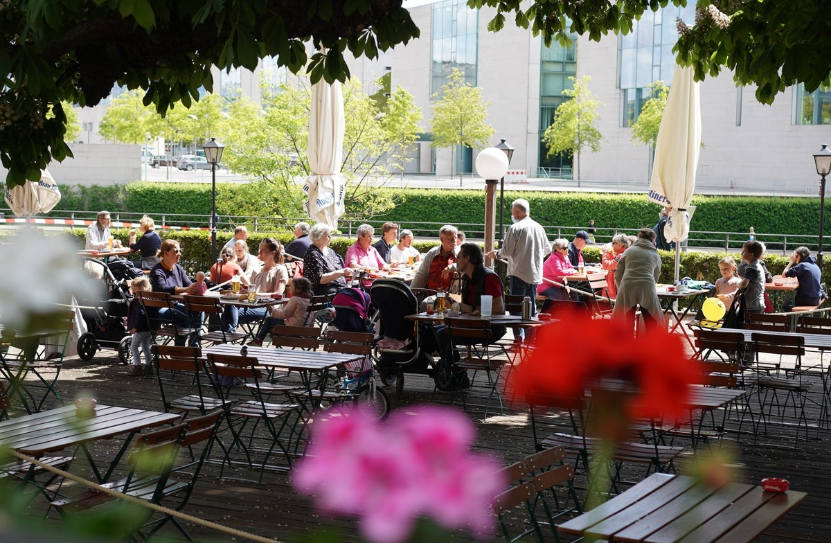ARCHIV - 17.05.2020, Berlin: Relativ gut besucht ist das Restaurant und der Biergarten &quot;Zollpackhof&quot; am Bundeskanzleramt. (zu dpa: �Bellevue bis Biergarten - ist der Joint nun salonf�hig?�)  ...