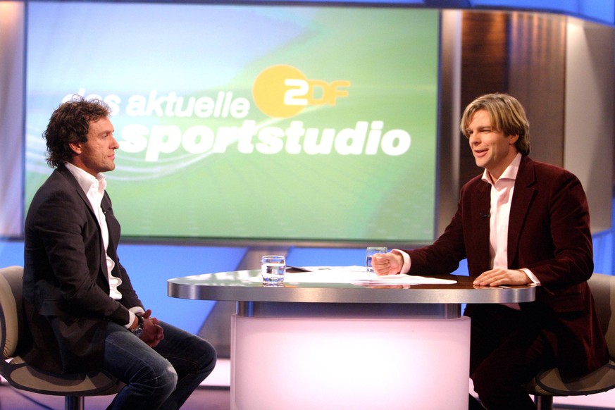 Im Sportstudio moderierte noch Michael Steinbrecher (r.). Wer genau hinsieht, erkennt die Löcher in Dolls Jeans. Das war 2006 modern. Heute ist das auch wieder modern, und allein das zeigt, wie lange 2006 schon her ist. 