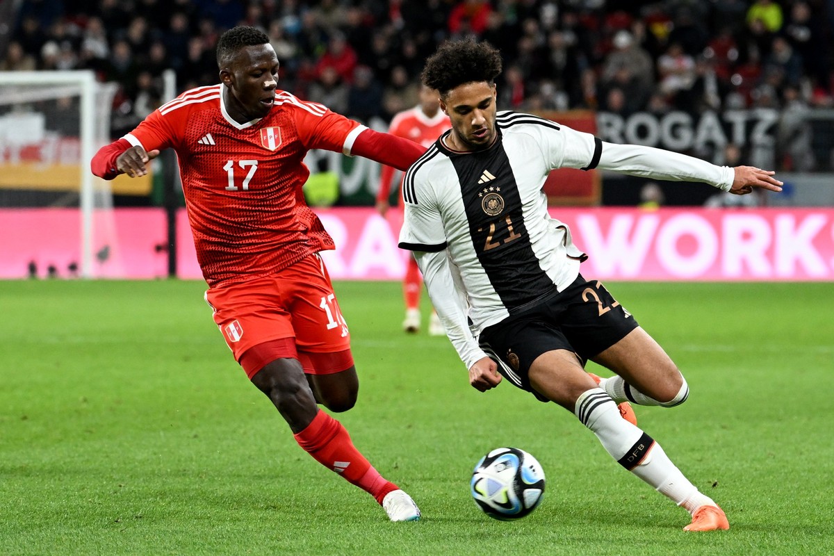 ARCHIV - 25.03.2023, Rheinland-Pfalz, Mainz: Fu�ball: L�nderspiele, Deutschland - Peru, Mewa Arena. Deutschlands Kevin Schade (r) und Perus Luis Advincula k�mpfen um den Ball. (zu dpa: �Copa Sudameric ...