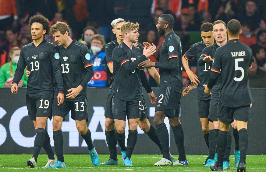 Antonio Rüdiger (4.v.r.) bejubelt mit seinen Kollegen in der Nationalmannschaft einen Treffer.