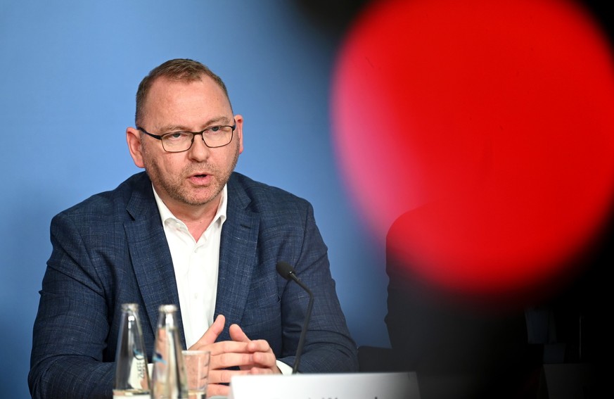 23.03.2023, Berlin: Frank Werneke, Vorsitzender der Gewerkschaft Verdi, spricht bei einer gemeinsamen Pressekonferenz von Verdi und EVG. Mit einem gro