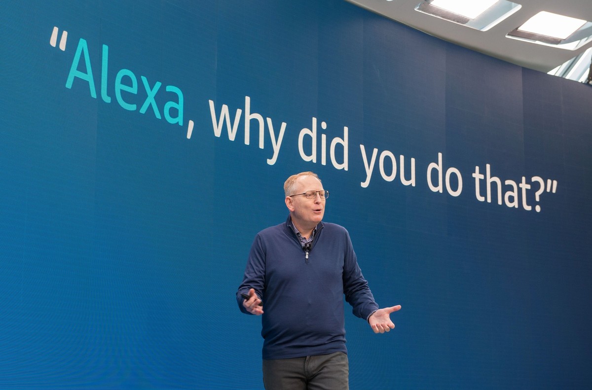 ARCHIV - 25.09.2019, USA, Seattle: Amazon-Geräte-Chef Dave Limp demonstriert eine neue Funktion, bei der Nutzer die Sprachassistentin Alexa fragen können, warum sie etwas getan hat, wenn sie die Aktio ...