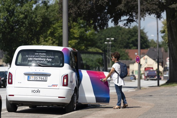 <p>Am 18. Juli 2018 startete in Hamburg ein individueller Shuttle-Service, der per App bestellt werden kann und Fahrgäste rund um die Uhr auf flexiblen Routen ans Ziel bringt. Besonders attrakti ...