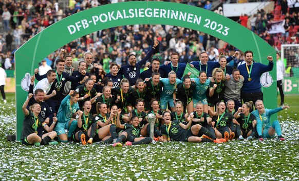 Wolfsburgs Spielerinnen feiern den Pokalsieg 18.05.2023, Fussball, DFB Pokal Frauen 2022/23, Finale, VfL Wolfsburg - SC Freiburg 4:1 Koeln Rhein Energie Stadion Nordrhein Westfalen Deutschland *** Wol ...