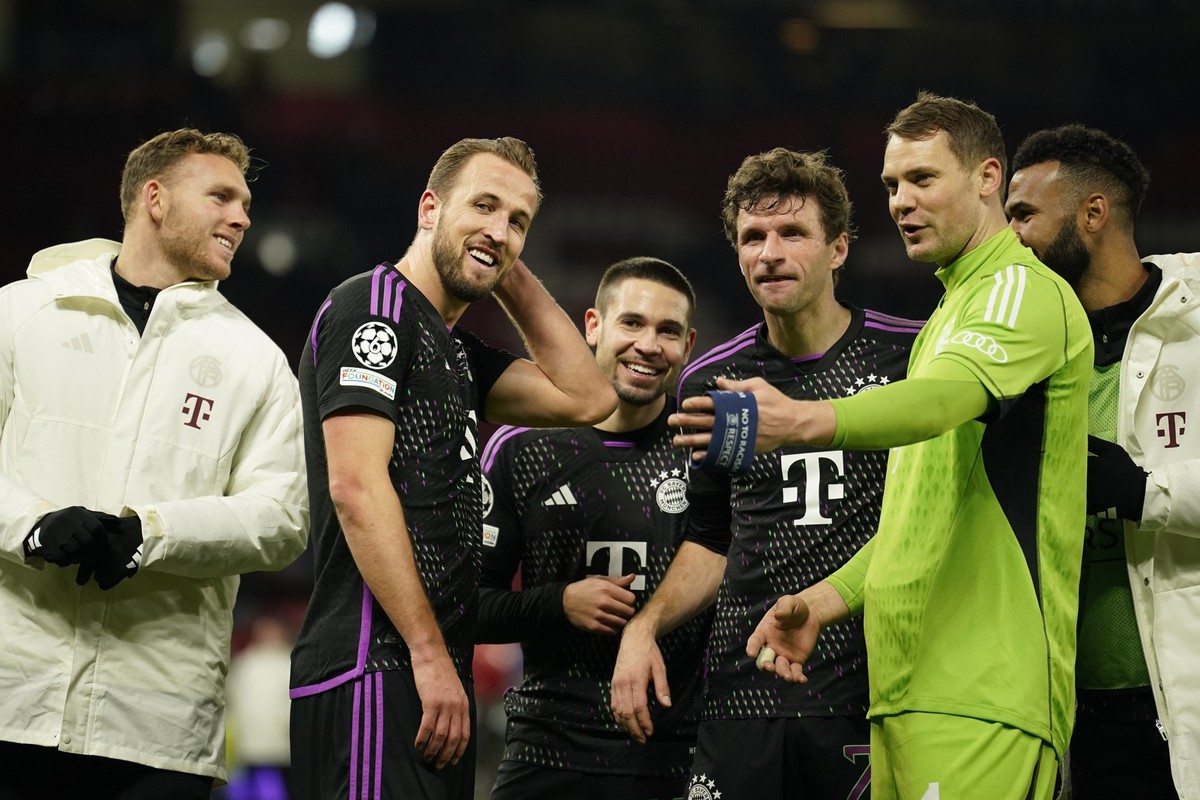 12.12.2023, Großbritannien, Manchester: Fußball: Champions League, Manchester United - Bayern München, Gruppenphase, Gruppe A, 6. Spieltag im Old Trafford, Münchens Spieler feiern nach der Partie. Fot ...