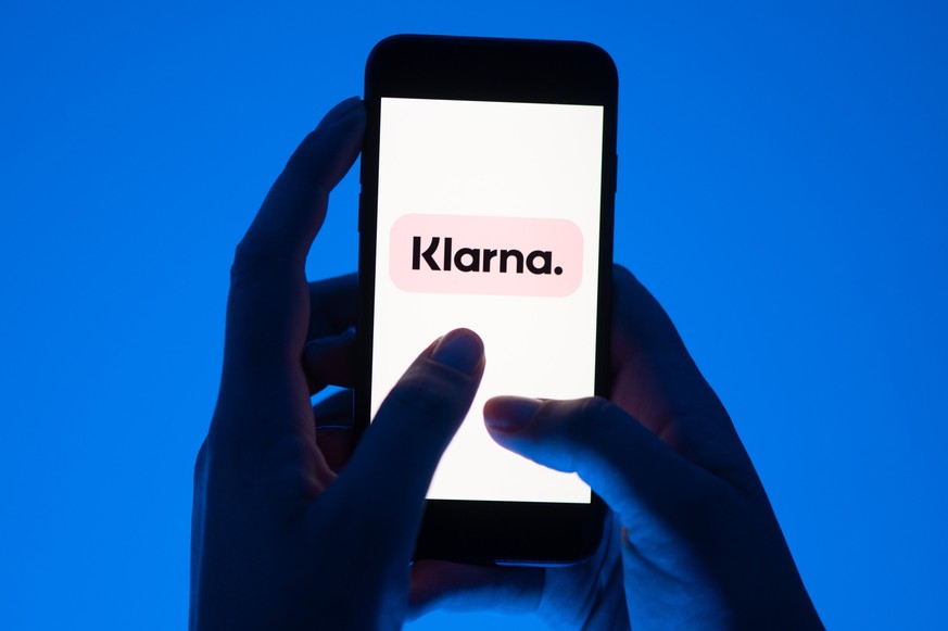 ILLUSTRATION - Neuer Klarna-Service: In der App und auf der Webseite des Bezahldienstleisters gibt es ab sofort auch einen Preisvergleich. Foto: Sebastian Kahnert/dpa/dpa-tmn - Honorarfrei nur für Bez ...