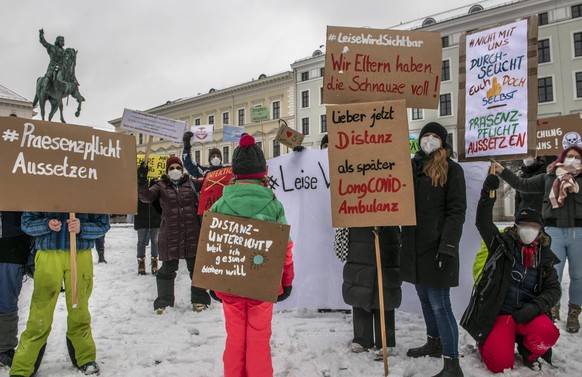 Kundgebung Leise wird sichtbar, bundesweiter Aktionstag u.a. von Eltern, fordern ein sofortiges Aussetzen der Präsenzpflicht an Schulen, gegen Durchseuchung der Kinder, München, 22. Januar 2022 DEU, D ...