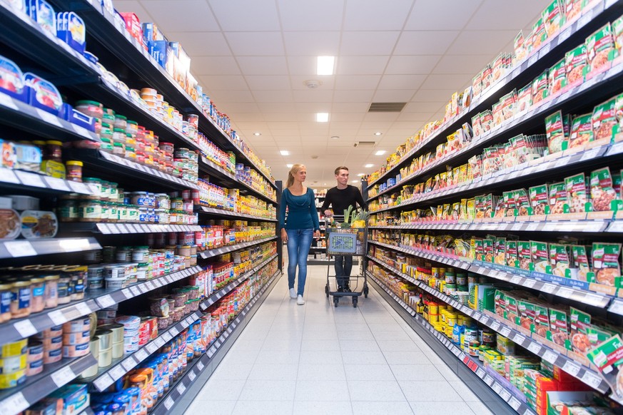 ILLUSTRATION - Zum Themendienst-Bericht vom 8. August 2022: Oft lohnt es sich im Supermarkt Produkte zu vergleichen - wer sparen will, sollte aber nicht nur auf die Preisschilder schauen. Foto: Benjam ...