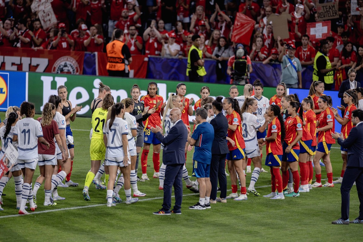 Bern, Switzerland, July 18st 2025: Spain stands guard for the players from Switzerland at the end of the UEFA Womens EURO 2025 Quarter-Final match between Spain and Switzerland at Stadion Wankdorf in  ...