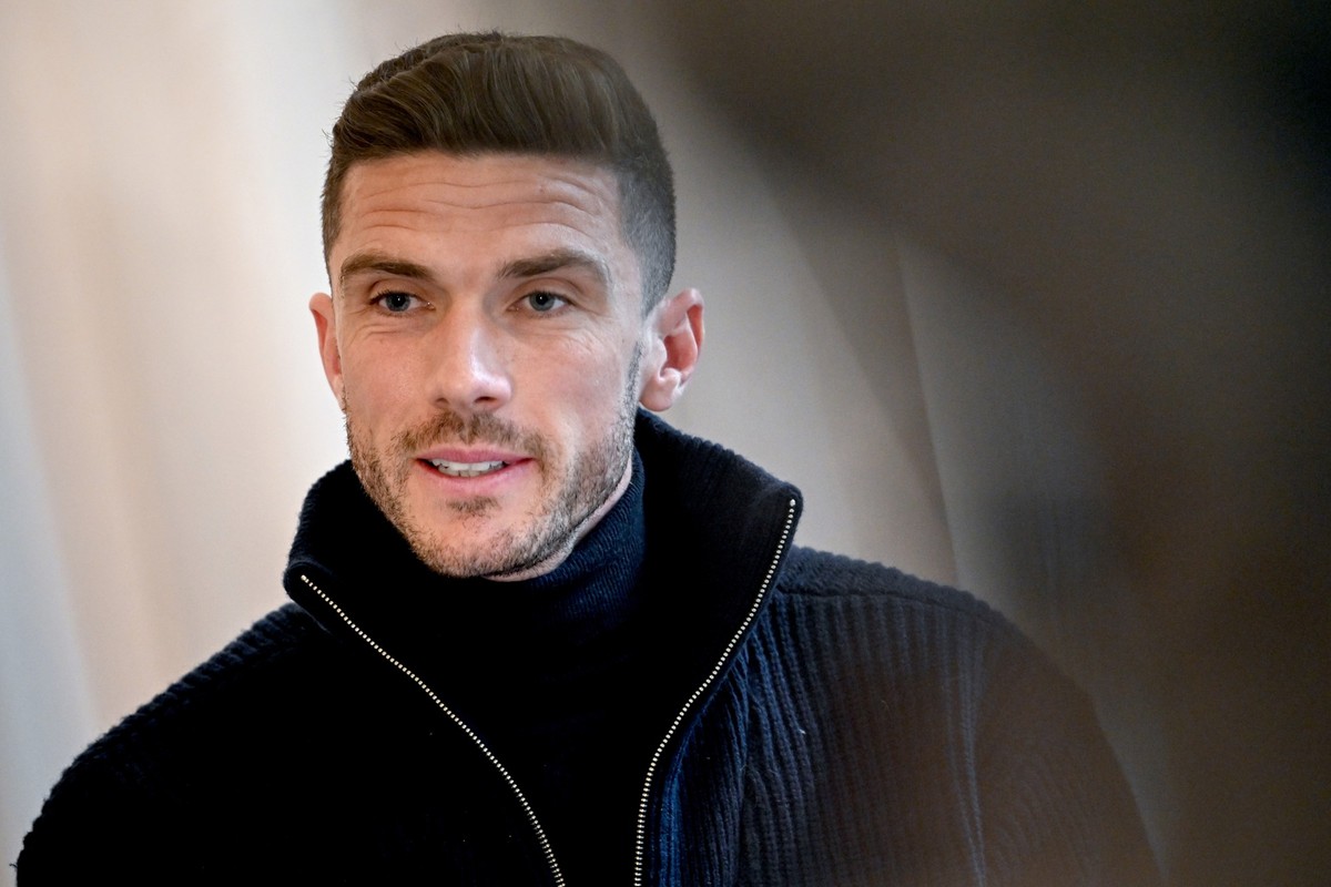 ARCHIV - 24.04.2024, Berlin: Robin Gosens, Fußballspieler spricht bei einer Pressekonferenz nach einem Rundgang durch eine medizinische und sozialpädagogische Einrichtung für Obdachlose. Vorgestellt w ...