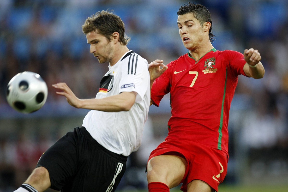 ek 2008 , zwitserland , basel , 19-06-2008, kwart finale , portugal - duitsland , anne friedrich en cristiano ronaldo portugal - duitsland *** ek 2008 switzerland basel 19 06 2008 quarter finale portu ...