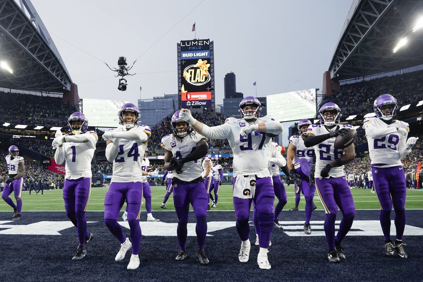 Sport Bilder des Tages NFL, American Football Herren, USA Minnesota Vikings at Seattle Seahawks Dec 22, 2024 Seattle, Washington, USA Minnesota Vikings safety Theo Jackson 26, second from right leads  ...