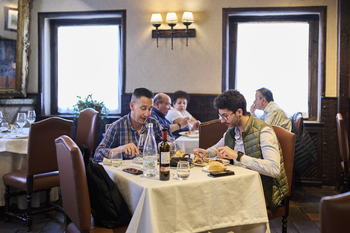 Customers enjoy the meal served at Casa Pedro restaurant in Madrid, Spain, on May 16, 2025. (AP Photo/Manu Fernandez)
