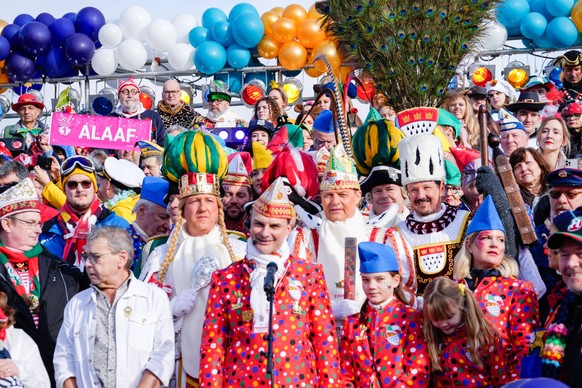 Koelner Rosenmontagszug 20.02.2023, Koeln, Koelner Dreigestirn bei der Eroeffnung des Rosenmontagszugs - Eindruecke und Impressionen des Rosenmontagszugs des Koelner Karneval Koeln Nordrhein-Westfalen ...