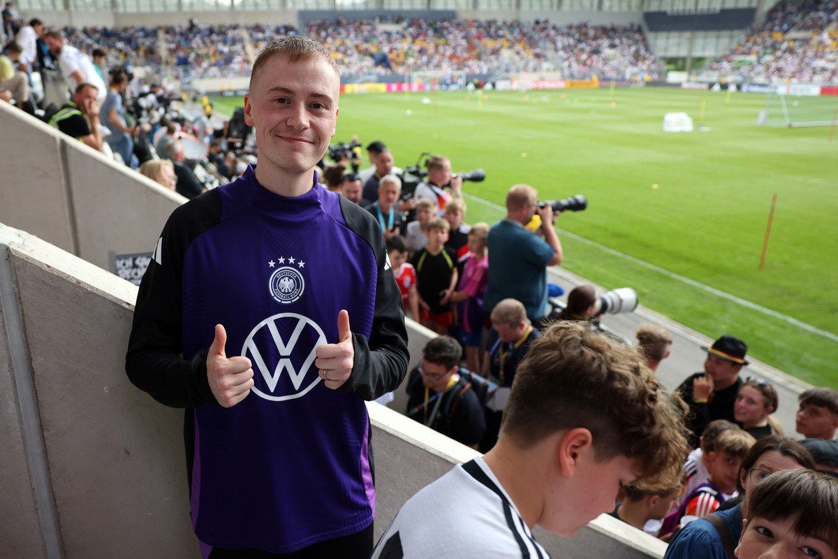 27.05.2024, Thüringen, Jena: Fußball: Nationalmannschaft, Vorbereitung auf die Heim-EM, Öffentliches Training der DFB-Auswahl im Ernst-Abbe-Sportfeld. Youtuber Marvin Wildhage steht während des öffent ...