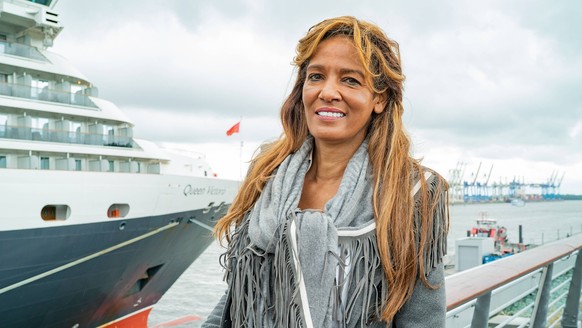 Petra Polk, Eva Maria Pop, Nadia Abdel Faraj Sesión de fotos de Nadia Abdel Faraj con las empresarias Petra Polk y Eva Maria Pop en el Hamburg Cruise Center Altona frente al crucero ...