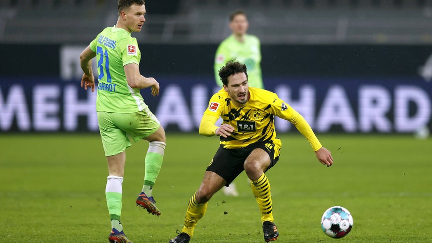 Dortmunds Mats Hummels (r.) ist vor Wolfsburgs Yannick Gerhardt am Ball.