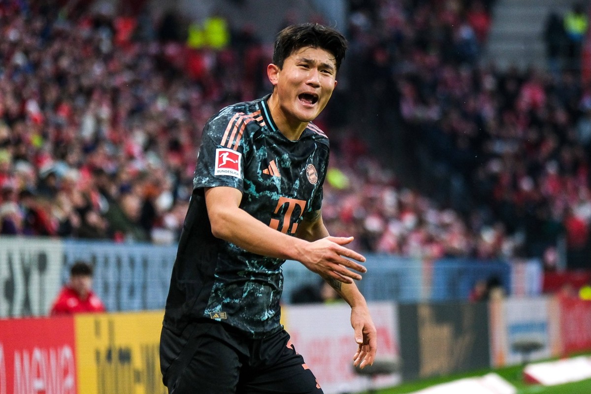 Min-Jae Kim FC Bayern Muenchen, 03 gestikuliert, GER, 1. FSV Mainz 05 vs. FC Bayern Muenchen, Fussball, 1. Bundesliga, 14. Spieltag, Saison 2024/2025, 14.12.2024. DFL REGULATIONS PROHIBIT ANY USE OF P ...