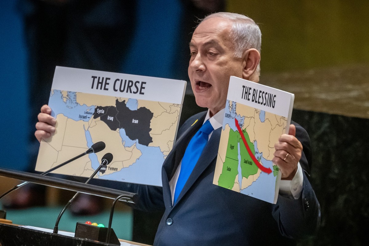 27.09.2024, USA, New York: Benjamin Netanjahu, Ministerpräsident von Israel, spricht in der 79. Generaldebatte der UN-Vollversammlung und zeigt Karten des Nahen Ostens. Foto: Michael Kappeler/dpa +++ ...