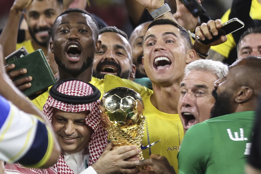 ARCHIV - 12.08.2023, Saudi-Arabien, Taif: Saudi-Arabien; Fußball; Al Nassr - Al Hilal; Arab Club Championship Cup; King Fahd Stadium; Pokal: Cristiano Ronaldo von Al Nassr und seine Mannschaftskamerad ...