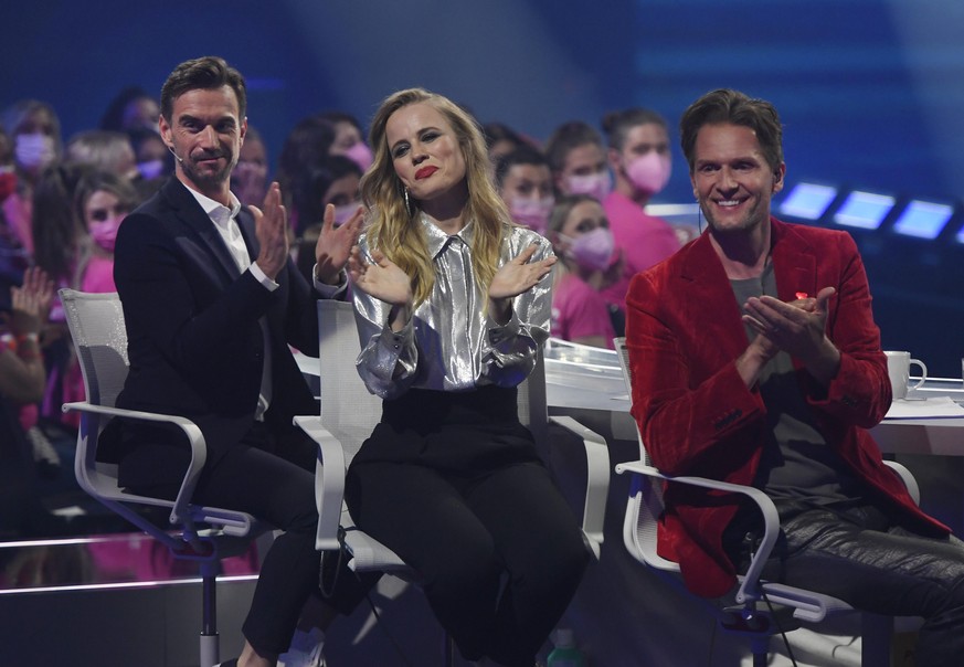 Florian Silbereisen (l-r), Ilse DeLange und Toby Gad, die Jury bei der TV-Sendung «Deutschland sucht den Superstar» («DSDS»), applaudiert während des Halbfinals. Heute entscheidet sich, welcher Sänger ...