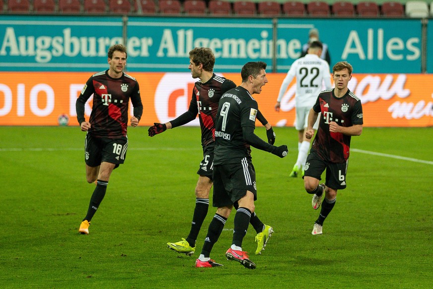 Torjubel, Joshua Kimmich (FC Bayern Muenchen, #06), Leon Goretzka (FC Bayern Muenchen, #18), Thomas Mueller (FC Bayern Muenchen, #25), Elfmeter, Tor zum 0:1 durch Robert Lewandowski (FC Bayern Muenche ...