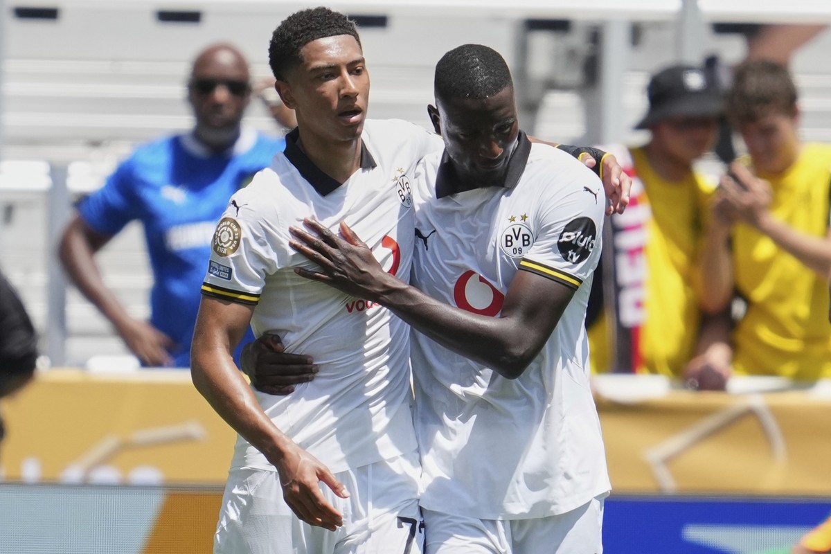 Borussia Dortmund&#039;s Jobe Bellingham, left, and Serhou Guirassy react after a goal during the Club World Cup Group F soccer match between Mamelodi Sundowns and Borussia Dortmund in Cincinnati, Sat ...