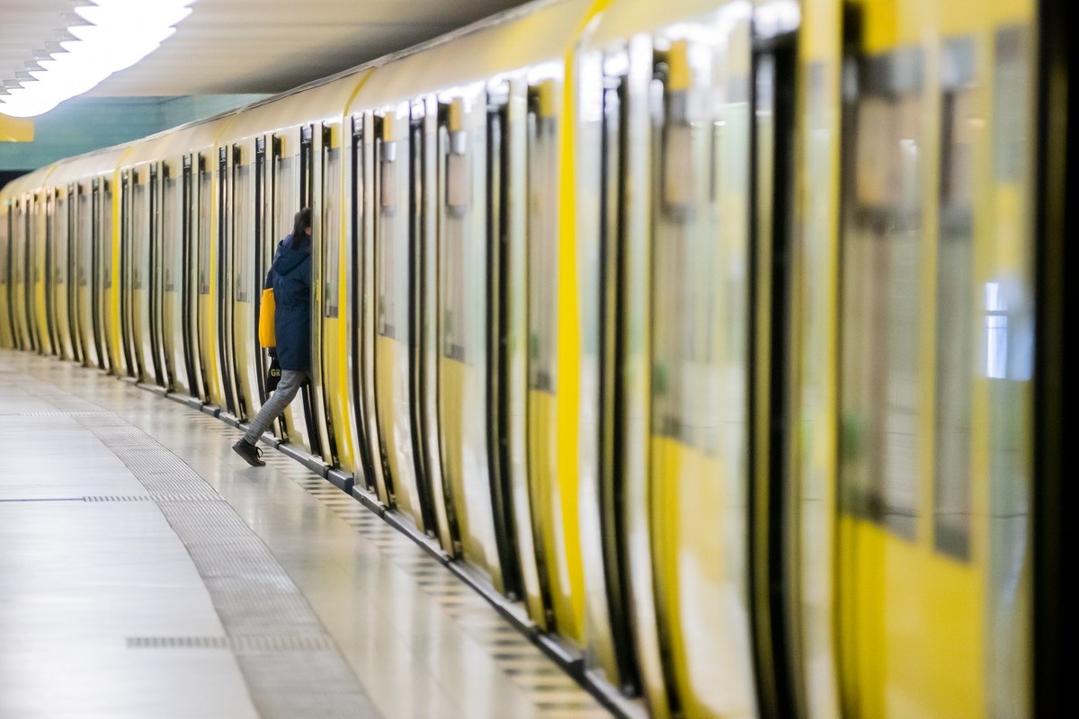 ARCHIV - 26.11.2021, Berlin: Ein Fahrgast steigt am Alexanderplatz in eine U-Bahn ein. Die Verkehrsminister der Länder wollen an diesem Freitag (26.08.2022) über gestiegene Energiekosten im ÖPNV berat ...