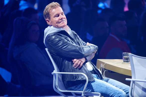 08.04.2023, Nordrhein-Westfalen, Köln: Der Juror Dieter Bohlen sitzt beim Halbfinale der Castingshow «Deutschland sucht den Superstar» auf der Bühne. Foto: Henning Kaiser/dpa +++ dpa-Bildfunk +++