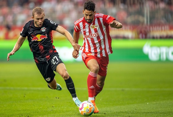 ARCHIV - 20.08.2022, Berlin: Fußball: Bundesliga, 1. FC Union Berlin - RB Leipzig, 3. Spieltag, An der Alten Försterei. Konrad Laimer von RB Leipzig kämpft gegen Berlins Rani Khedira (r) um den Ball.  ...