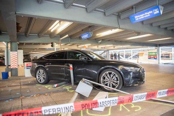 dpatopbilder - 24.03.2023, Köln: Ein Auto steht auf einem Parkdeck am Flughafen Köln/Bonn. In einem Parkhaus am Flughafen Köln/Bonn hat ein Autofahrer am Freitag mehrere Fußgänger verletzt. Er sei gez ...